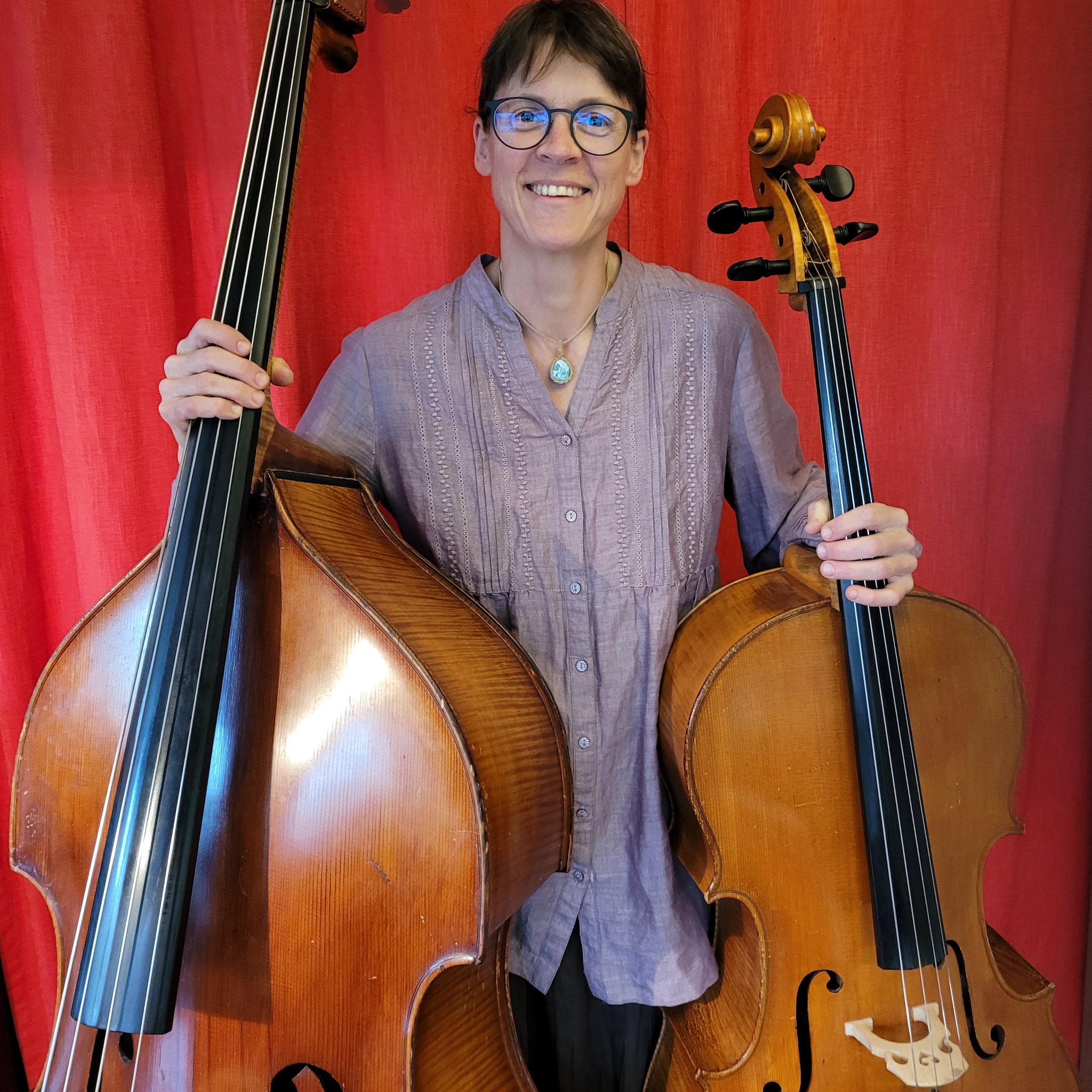 Annika Mischke spelar kontrabas och cello på scen i Karlskrona