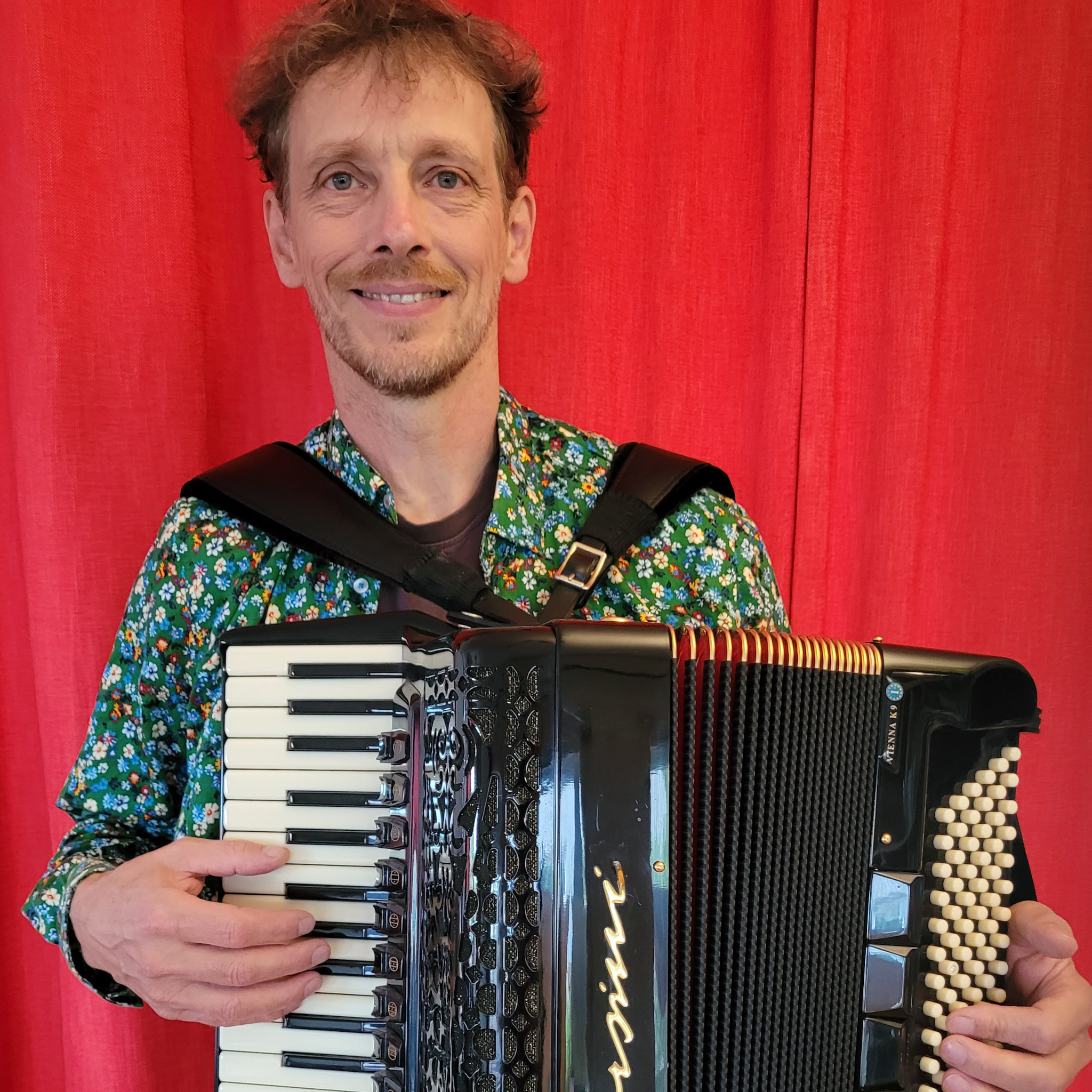 Jörg Mischke spelar dragspel på scen i Karlskrona